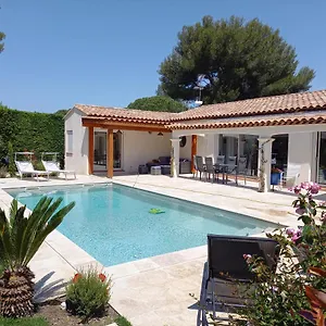https://villa-au-calme-le-brusc.fr-provencehotel.com
